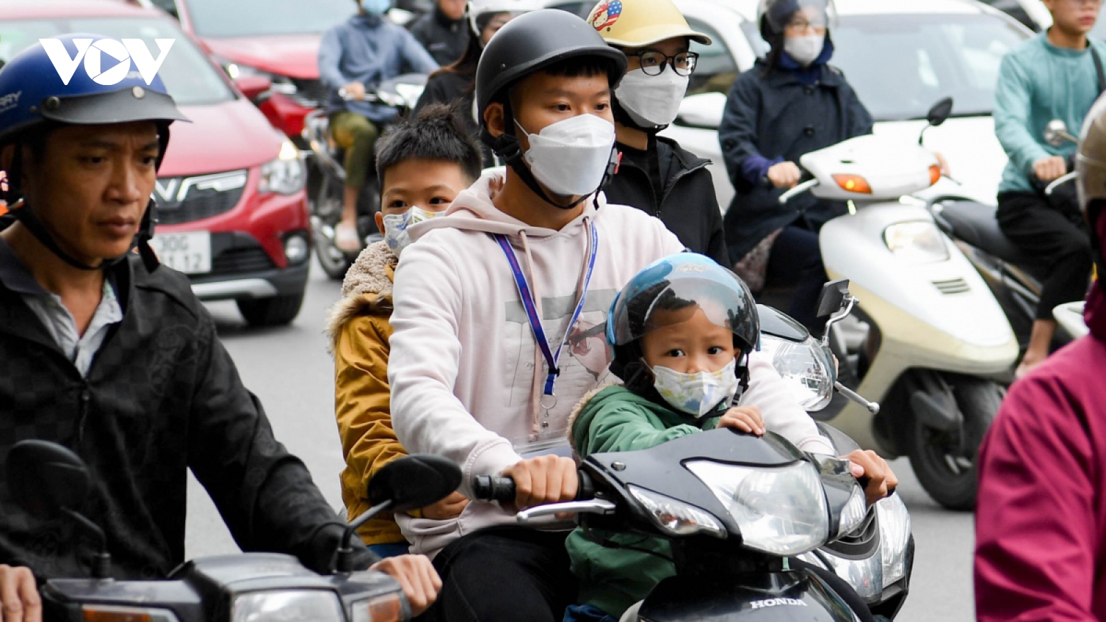 Hanoi welcomes first cold period as winter emerges
